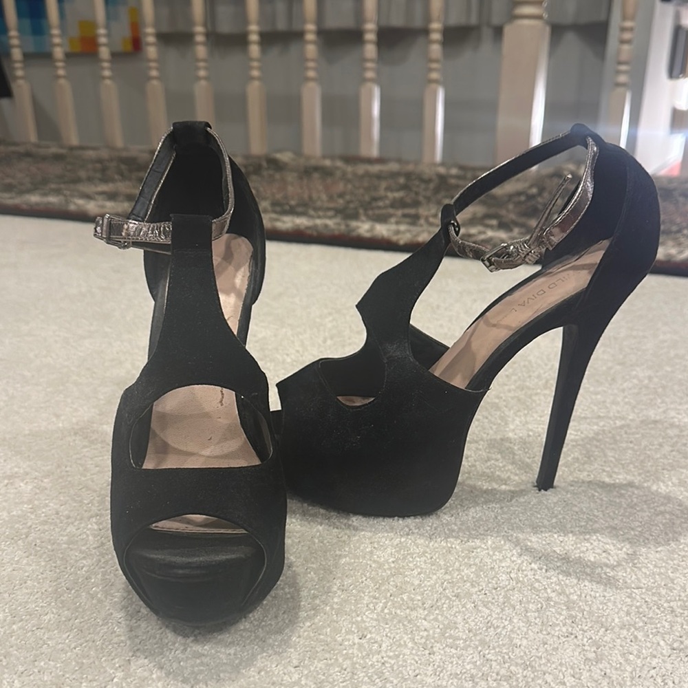 Wild Diva Lounge Black Stiletto Heels with T-Strap